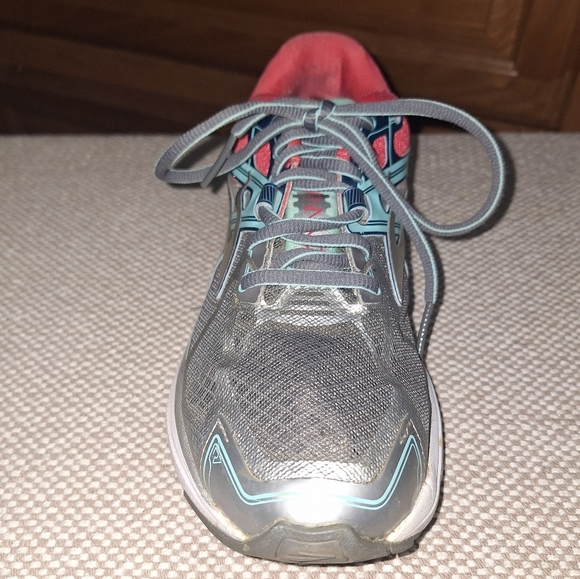 Brooks Ravenna 7 DNA Gray and Red Athletic Shoes In A Size 7.5. Pre-loved - Picture 7 of 13